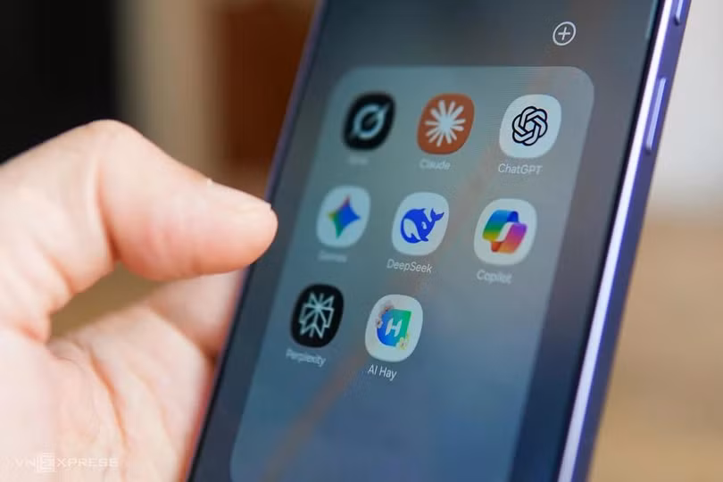 Logo các ứng dụng AI Grok, Claude, ChatGPT, Gemini, DeepSeek, Copilot, Perplexity, AI Hay trên điện thoại, tháng 3/2025. Ảnh: Lưu Quý