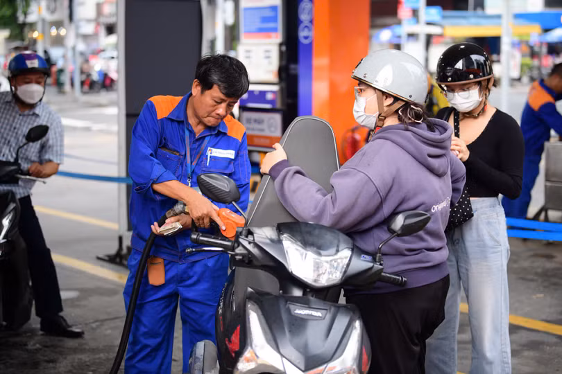 Người dân đổ xăng ở TP.HCM sau khi điều chỉnh giá - Ảnh: QUANG ĐỊNH