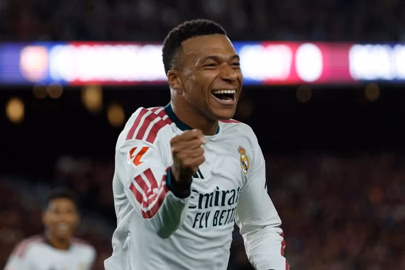 Kylian Mbappe ăn mừng bàn mở tỷ số cho Real Madrid trong trận gặp Barca tại La Liga trên sân Camp Nou, Barcelona, Tây Ban Nha, ngày 25/10/2026. Ảnh: AP
