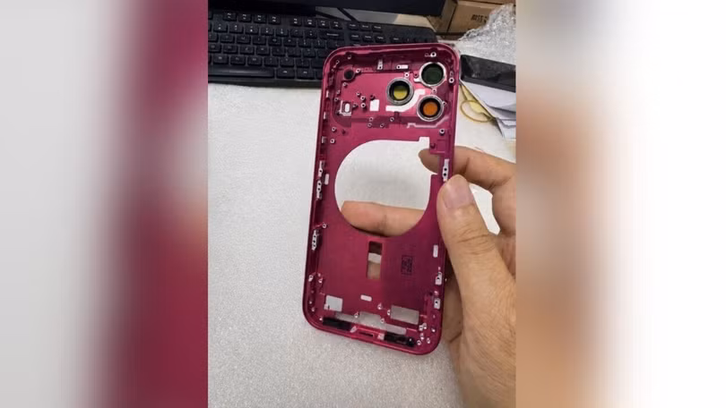 Khung sườn iPhone 18 Pro màu đỏ đậm. Ảnh: Yeux1122/Lanzk
