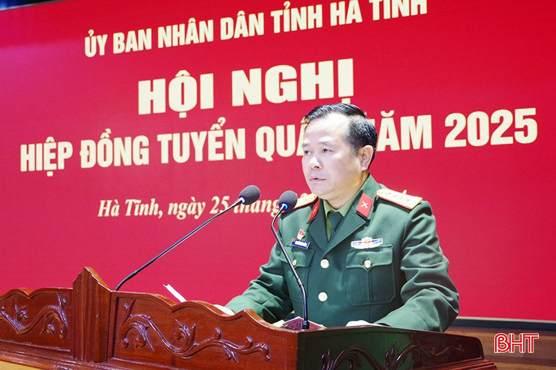 Đại tá Nguyễn Xuân Thắng - Chỉ huy trưởng Bộ CHQS tỉnh, Phó Chủ tịch Thường trực Hội đồng Nghĩa vụ quân sự tỉnh phát biểu tại hội nghị.