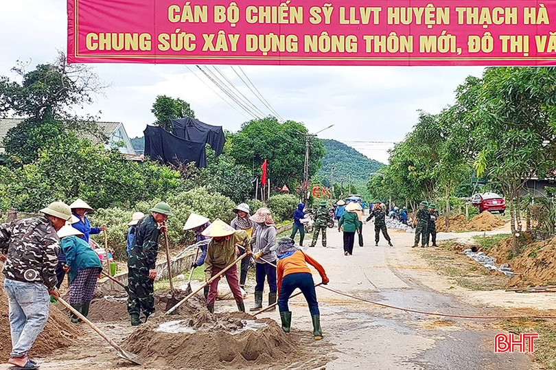 Cán bộ, nhân viên Ban CHQS huyện Thạch Hà giúp Nhân dân xã Thạch Kênh xây dựng nông thôn mới.