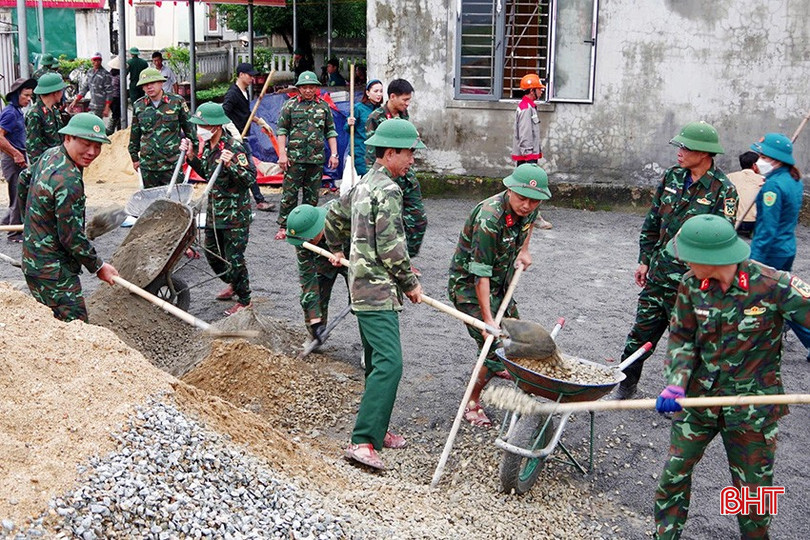 Cán bộ, nhân viên Ban CHQS thị xã Kỳ Anh hỗ trợ nhân dân thôn Tây Hà, xã Kỳ Hà xây dựng các hạng mục công trình theo Đề án đổi mới công tác dân vận vùng đặc thù.