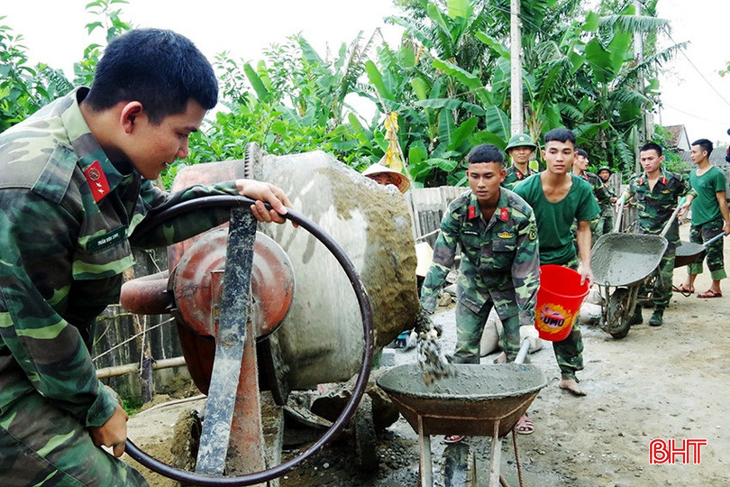 Cán bộ, chiến sĩ Trung đoàn 841 giúp nhân dân xã Phúc Đồng, huyện Hương Khê bê tông hóa giao thông nông thôn.