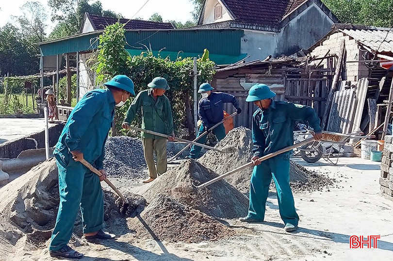 Lực lượng dân quân xã Thạch Sơn (Thạch Hà) hỗ trợ nhân lực làm "Ngôi nhà 10.000 đồng" cho anh Trần Công Thắng - chiến sĩ dân quân xã Thạch Sơn.
