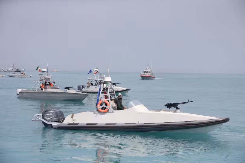 Tàu của Lực lượng Vệ binh Cách mạng Hồi giáo Iran (IRGC) tại lễ kỷ niệm Ngày Vịnh Persia quốc gia ở Vịnh Persia, gần Bushehr. Ảnh: THX/TTXVN
