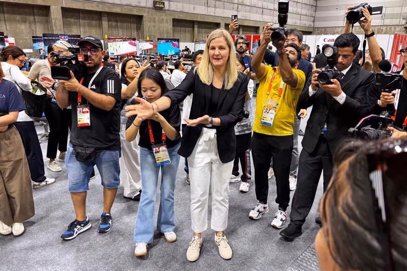 Chủ tịch IOC Kirsty Coventry (giữa) ra hiệu khi gặp các phóng viên tại trung tâm báo chí ASIAD ở Nagoya, Nhật Bản, ngày 19/9/2026. Ảnh: AP