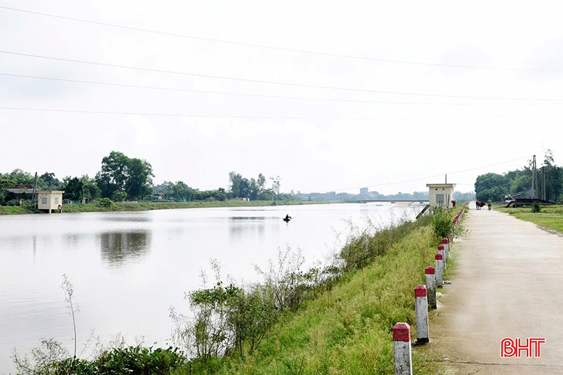 Hệ thống trạm bơm hai bên tuyến kênh phục vụ rất tốt việc cấp nước tưới vụ hè thu cho các địa bàn.