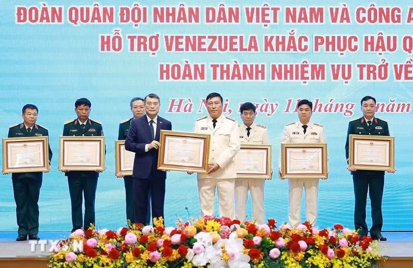 Thủ tướng Lê Minh Hưng trao Huân chương Bảo vệ Tổ quốc hạng Nhì và hạng Ba cho các tập thể có thành tích xuất sắc trong công tác hỗ trợ Venezuela khắc phục hậu quả động đất. (Ảnh: Dương Giang/TTXVN)