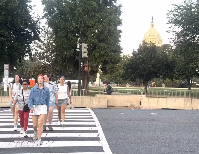 Người dân di chuyển quanh khu vực National Mall, Washington D.C trong bối cảnh đợt nắng nóng cực đoan đã buộc ban tổ chức điều chỉnh lịch nhiều hoạt động kỷ niệm 250 năm Quốc khánh Mỹ và hủy cuộc diễn hành dự kiến diễn ra ngày 4/7. (Ảnh: Đoàn Hùng/TTXVN)