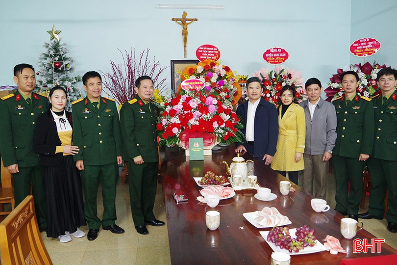 Đại tá Nguyễn Xuân Thắng - Chỉ huy trưởng Bộ CHQS tỉnh chúc mừng linh mục, chức sắc, chức việc và bà con Giáo xứ Yên Lĩnh (xã Xuân Hồng, huyện Nghi Xuân).
