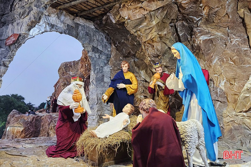 Nhờ sử dụng cây tre nên nhiều không gian trong hang đá được tạo dựng dễ hơn và sinh động hơn.