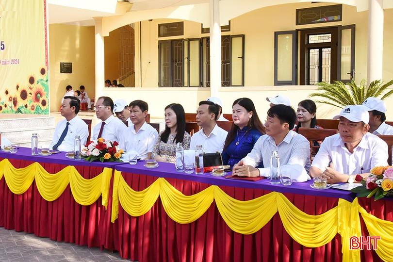 Trưởng ban Tuyên giáo Tỉnh ủy Hà Văn Hùng cùng lãnh đạo huyện Lộc Hà về chung vui với thầy và trò Trường THCS Mỹ Châu.
