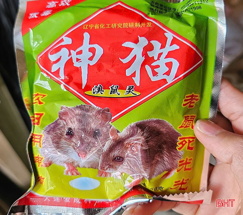 Một chủ ki-ốt ở khu vực chợ Cầu đưa cho khách loại thuốc chuột có các dòng chữ nước ngoài, không có chữ tiếng Việt để người dân nắm bắt thông tin.