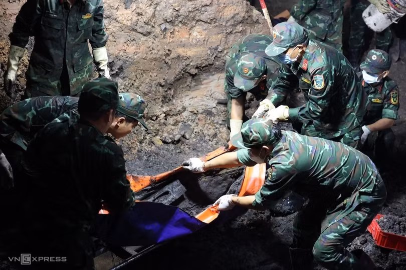 Một hài cốt liệt sĩ được tìm thấy nằm trong túi đựng thi thể thường được dùng để an táng chiến sĩ của quân đội Mỹ. Ảnh: Đình Văn