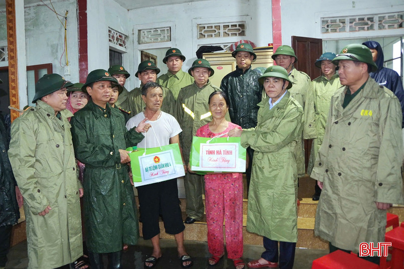 Lãnh đạo Quân khu 4 và lãnh đạo tỉnh tặng quà động viên các gia đình tại xã Cẩm Dương có nhà bị tốc mái.