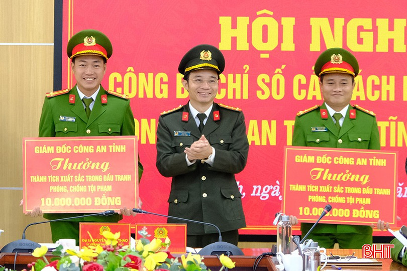 Giám đốc Công an tỉnh trao thưởng cho Công an Thành phố Hà Tĩnh và Phòng Cảnh sát Kinh tế đã có thành tích xuất sắc trong công tác đấu tranh, phòng ngừa tội phạm, vi phạm pháp luật liên quan đến pháo.