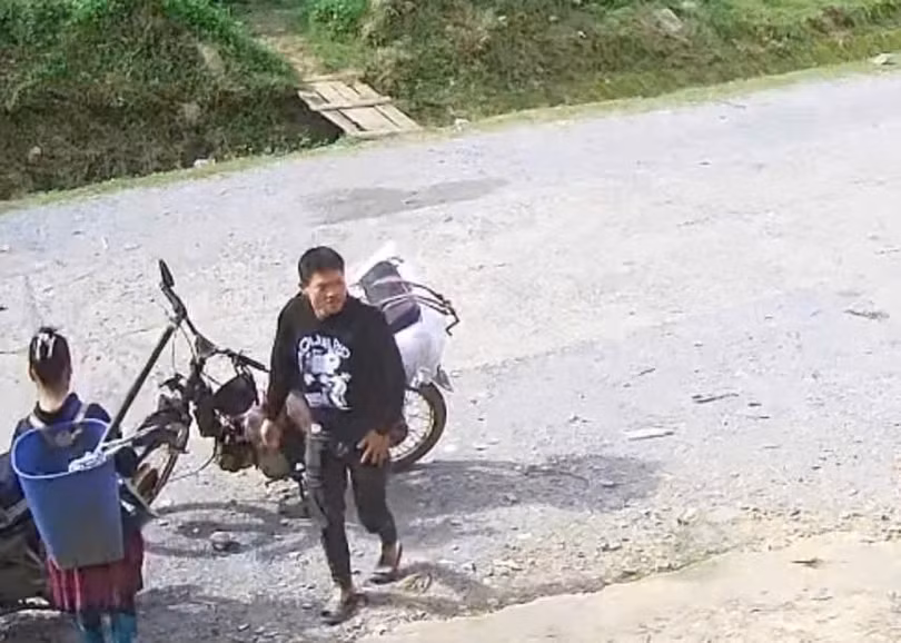 Đối tượng đi xe máy không biển số gây án tại Sơn La sau đó di chuyển sang Lào Cai. (Ảnh: CACC)