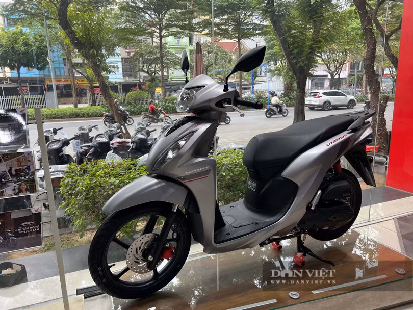Đại lý sẵn sàng giảm giá cho khách mua xe máy thời điểm này.