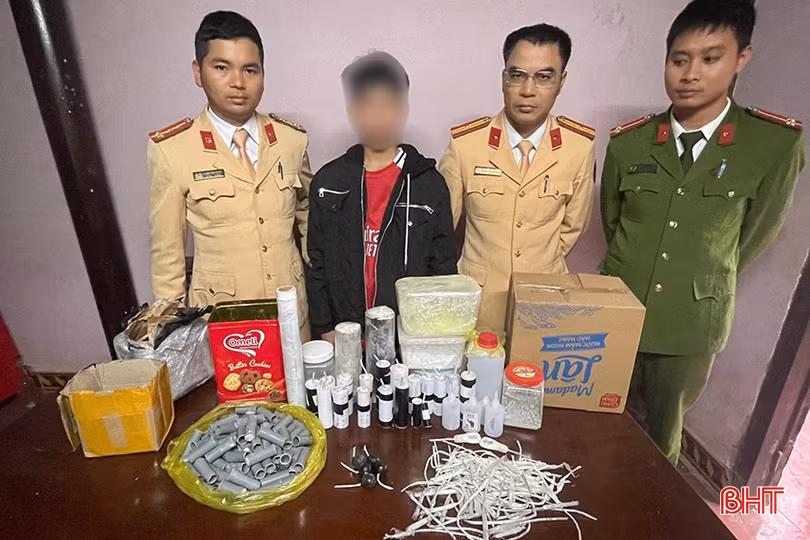 Nam sinh Đinh S.Đ. (SN 2009, trú thôn Đại Lợi, xã Thanh Bình Thịnh) cùng các loại pháo, tiền chất chế pháo bị công an Đức Thọ phát hiện.