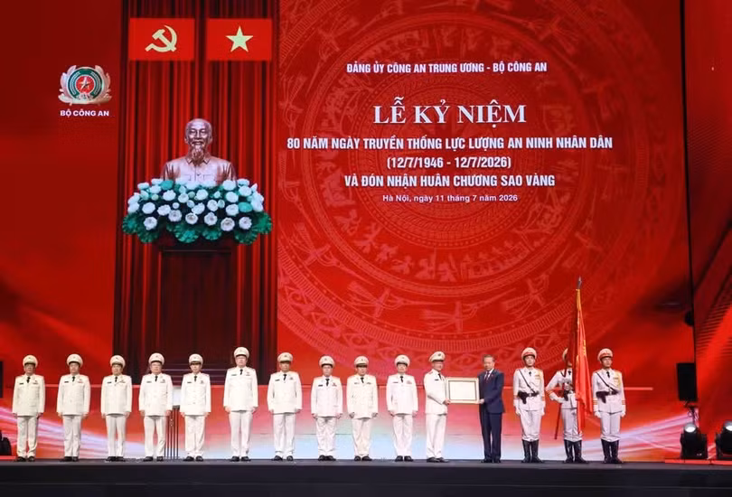 Tổng Bí thư, Chủ tịch nước Tô Lâm trao tặng Huân chương Sao Vàng cho lực lượng An ninh nhân dân. (Ảnh: Phạm Kiên/TTXVN)