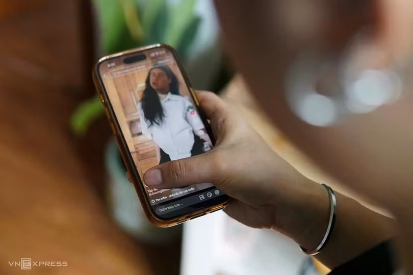 Một người dùng xem video ngắn qua điện thoại thông minh. Ảnh: Lưu Quý