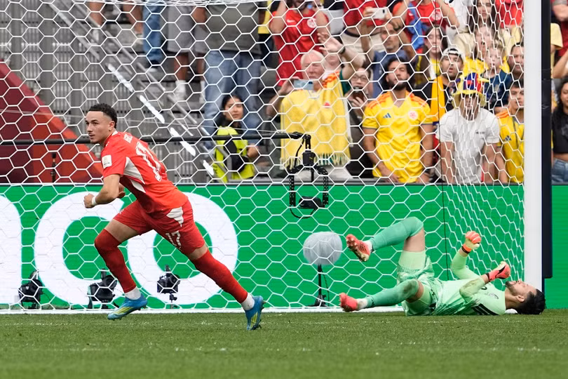 Ruben Vargas (trái) mừng sau khi thực hiện thành công quả luân lưu quyết định, giúp Thụy Sĩ thắng Colombia 4-3, sau trận hòa 0-0 ở vòng 1/8 World Cup 2026 trên sân BC Place, Vancouver, Canada ngày 7/7. Ảnh: AP