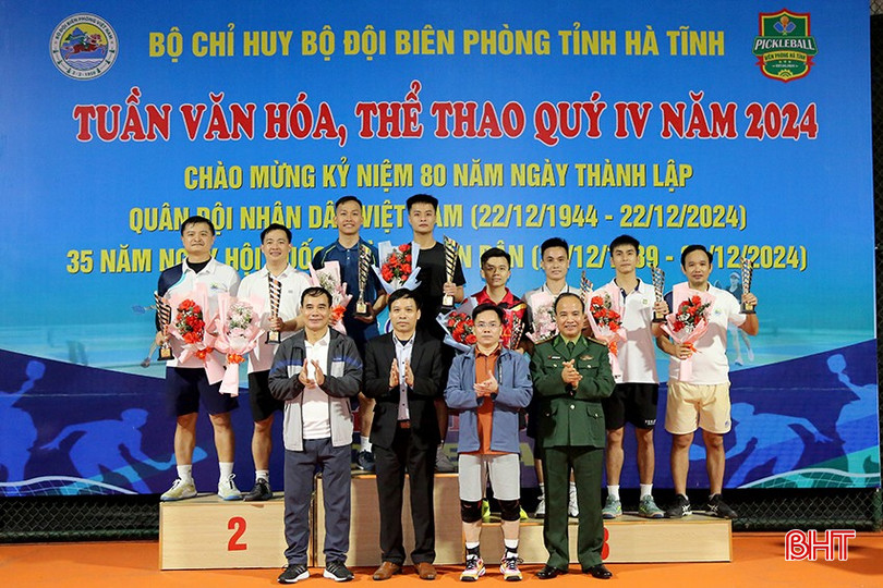 Ban tổ chức trao giải nhất, nhì, ba cho các cặp đôi phổ thông.