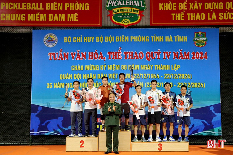 Ban tổ chức trao giải nhất, nhì, ba cho các cặp đôi nam lãnh đạo.