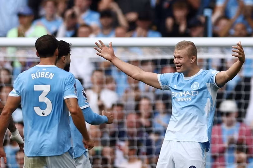 Man City thắng Sunderland 5-3 ở vòng 5 Premier League tối 20/9, qua đó duy trì thành tích toàn thắng từ đầu mùa.