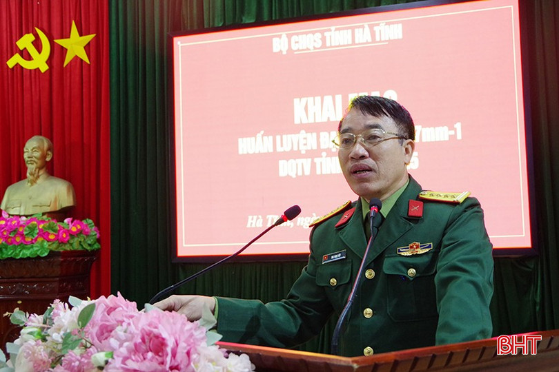 Đại tá Mai Ngọc Việt - Phó Chính ủy Bộ CHQS tỉnh phát biểu giao nhiệm vụ.