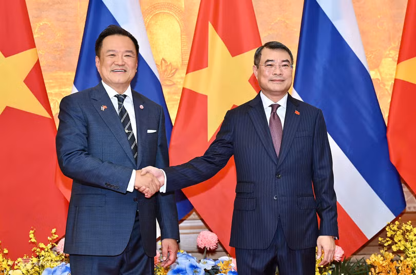 Thủ tướng Lê Minh Hưng và Thủ tướng Anutin Charnvirakul chụp ảnh chung trước hội đàm. Ảnh: Giang Huy.