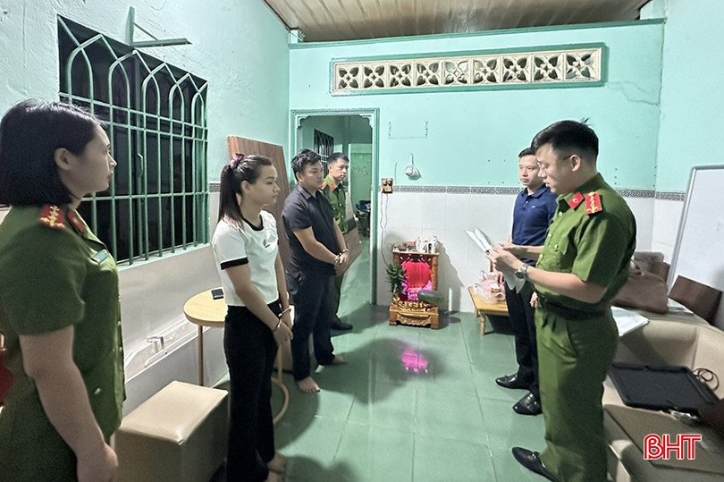 Cơ quan điều tra tống đạt quyết định khởi tố Hạnh và Nhi.
