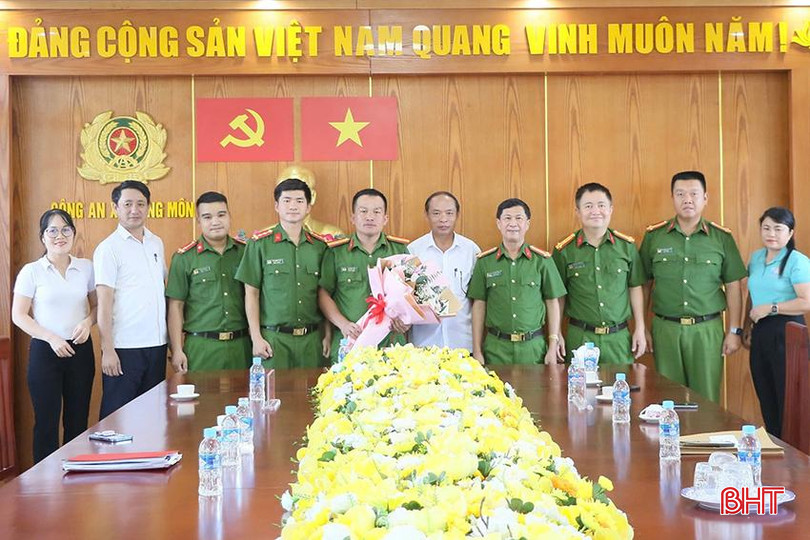 Đại tá Đặng Hoài Sơn - Phó Giám đốc Công an tỉnh tặng quà, chúc mừng cấp ủy, chính quyền và Công an xã Đồng Môn.