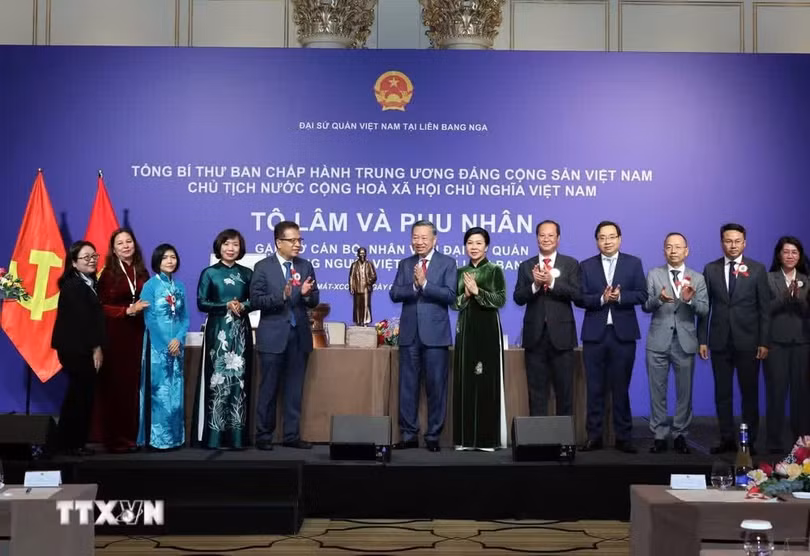 Tổng Bí thư, Chủ tịch nước Tô Lâm tặng quà cho Đại sứ quán và cộng đồng người Việt Nam tại Nga. (Ảnh: Thống Nhất/TTXVN)