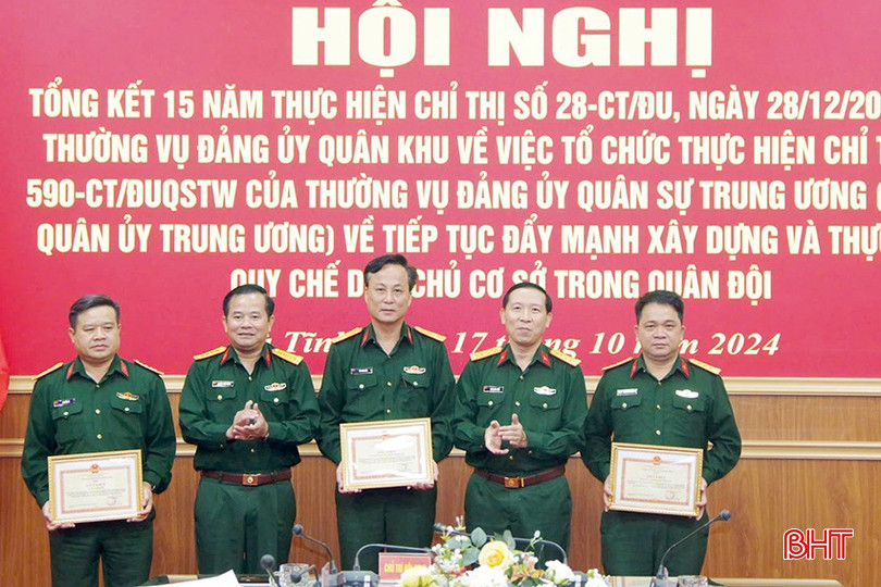 Cũng tại hội nghị, lãnh đạo Bộ CHQS tỉnh đã trao giấy khen cho 3 tập thể có thành tích xuất sắc trong 15 năm thực hiện Chỉ thị số 28..