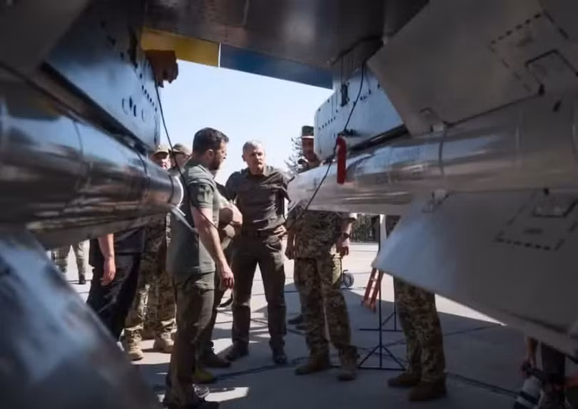Tổng thống Ukraine Volodymyr Zelenskiy xem xét các loại vũ khí do phương Tây cung cấp, trong đó có tên lửa Storm Shadow, khi gặp gỡ các thành viên lực lượng không quân Ukraine Ảnh: Văn phòng Báo chí Tổng thống Ukraine