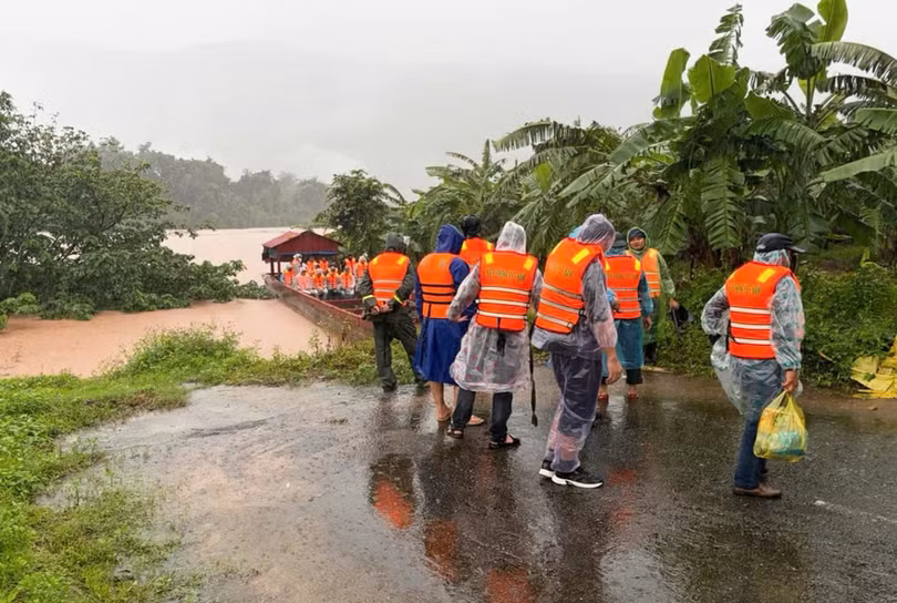 Lực lượng đánh án lên đường đột kích các kho hàng ở vùng biên.