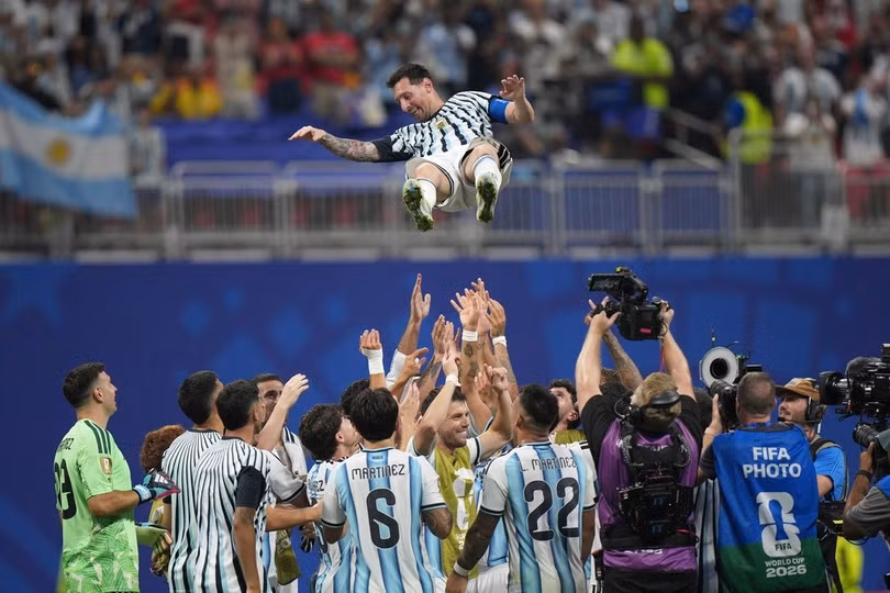Các cầu thủ Argentina tung đội trưởng Lionel Messi (10) lên không trung để ăn mừng sau chiến thắng 3-2 trước Ai Cập. Ảnh: AP
