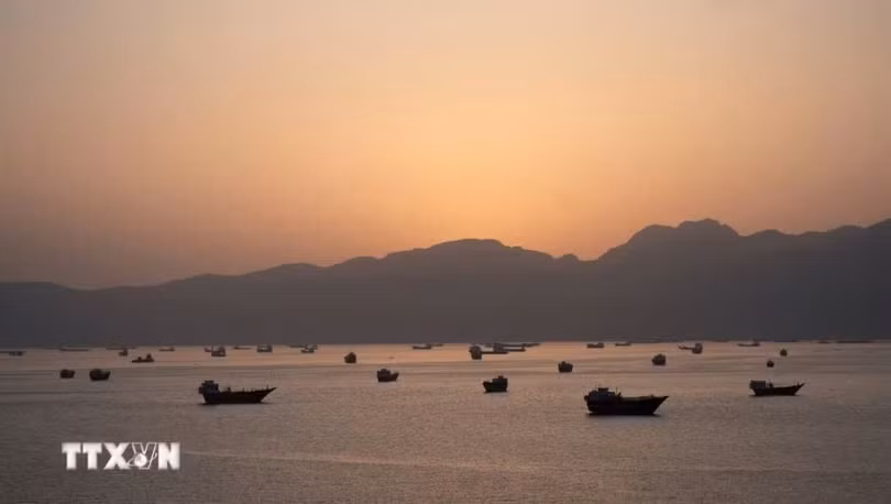 Tàu thuyền di chuyển trên eo biển Hormuz. (Ảnh: Reuters/TTXVN)