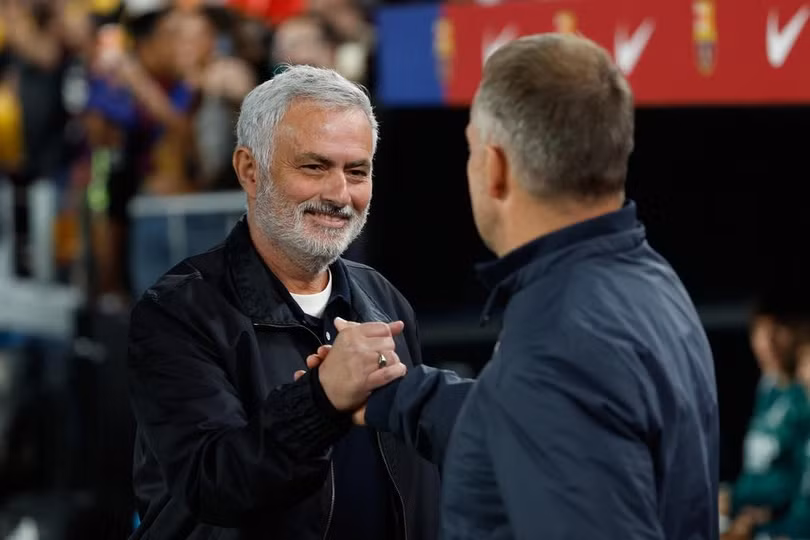 HLV Jose Mourinho (trái) của Real Madrid bắt tay HLV Hansi Flick của Barca trước trận đấu tại La Liga trên sân Camp Nou, Barcelona, Tây Ban Nha, ngày 25/10/2026. Ảnh: AP