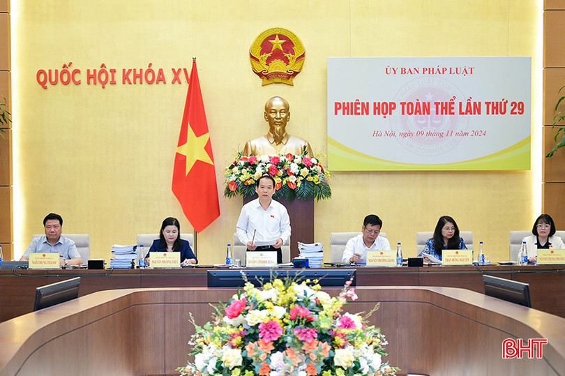Chủ nhiệm Ủy ban Pháp luật Hoàng Thanh Tùng điều hành phiên họp.