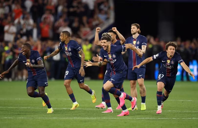 Các cầu thủ PSG vỡ òa sau chiến thắng. Ảnh: Reuters