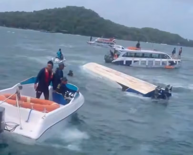 Các lực lượng cứu hộ chiếc ca nô bị lật tại khu vực biển phía Nam đặc khu Phú Quốc. Ảnh: baoangiang.com.vn