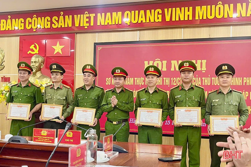 Tại hội nghị, Ban Giám đốc Công an tỉnh đã trao giấy khen cho các tập thể, cá nhân đạt thành tích xuất sắc trong thực hiện Chỉ thị 12/CT-TTg của Thủ tướng Chính phủ. Trong ảnh: trao giấy khen cho các tập thể...
