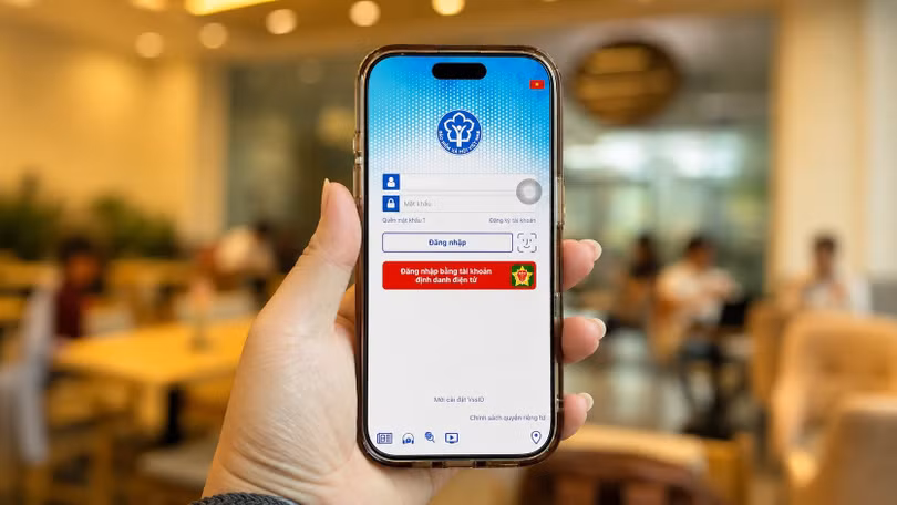 Thông tin trên VssID, VNeID chưa phải là sổ BHXH điện tử. Ảnh: Quang Nam.