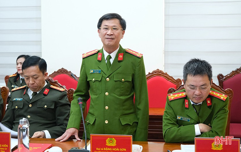 Đại tá Đặng Hoài Sơn - Phó Giám đốc Công an tỉnh trình bày kiểm điểm cá nhân.