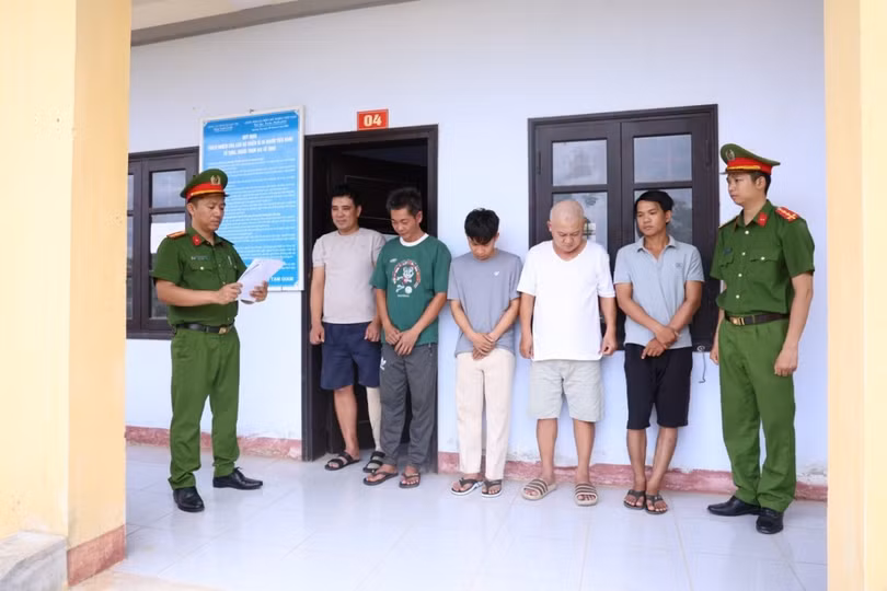Công an tỉnh Quảng Trị vừa ra quyết định tạm giữ hình sự những người liên quan trong đường dây cá độ bóng đá liên tỉnh