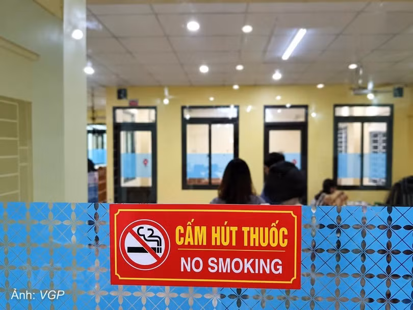 Biển cấm hút thuốc được gắn trên cửa một cơ quan nhà nước. Ảnh: VGP