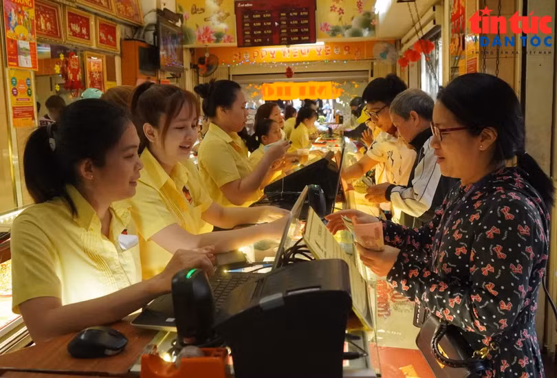Lượng khách mua vàng tích trữ tăng cao khi giá vàng miếng giảm.